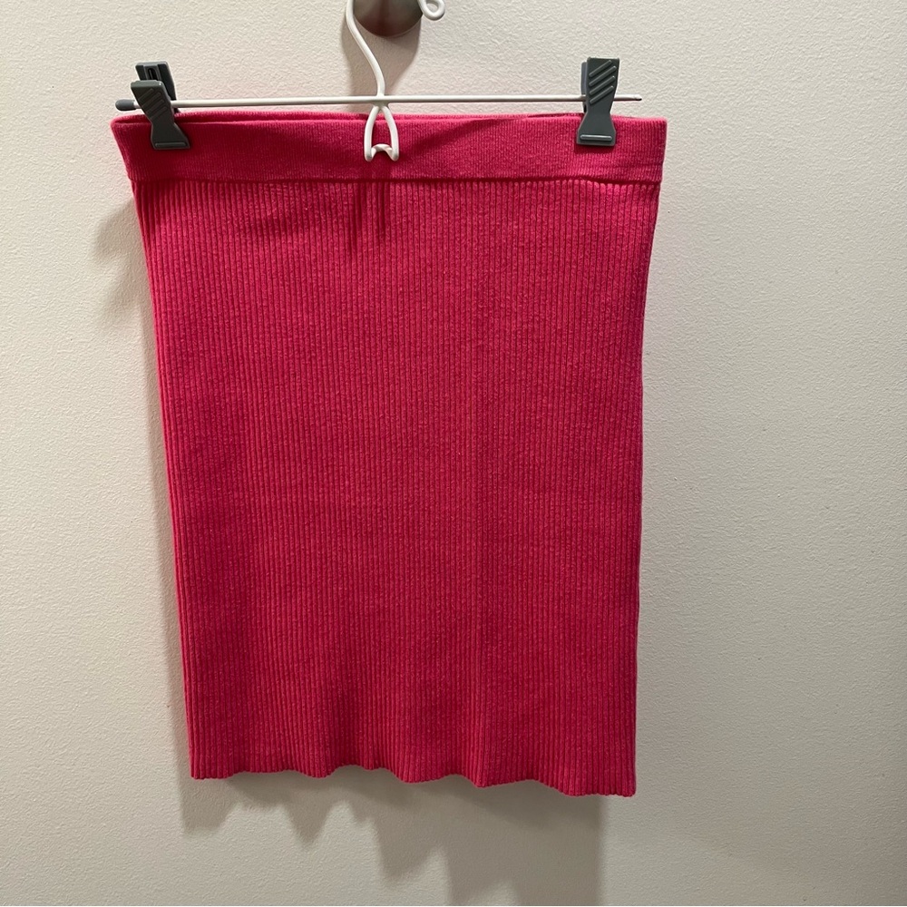 Pink ribbed skirt